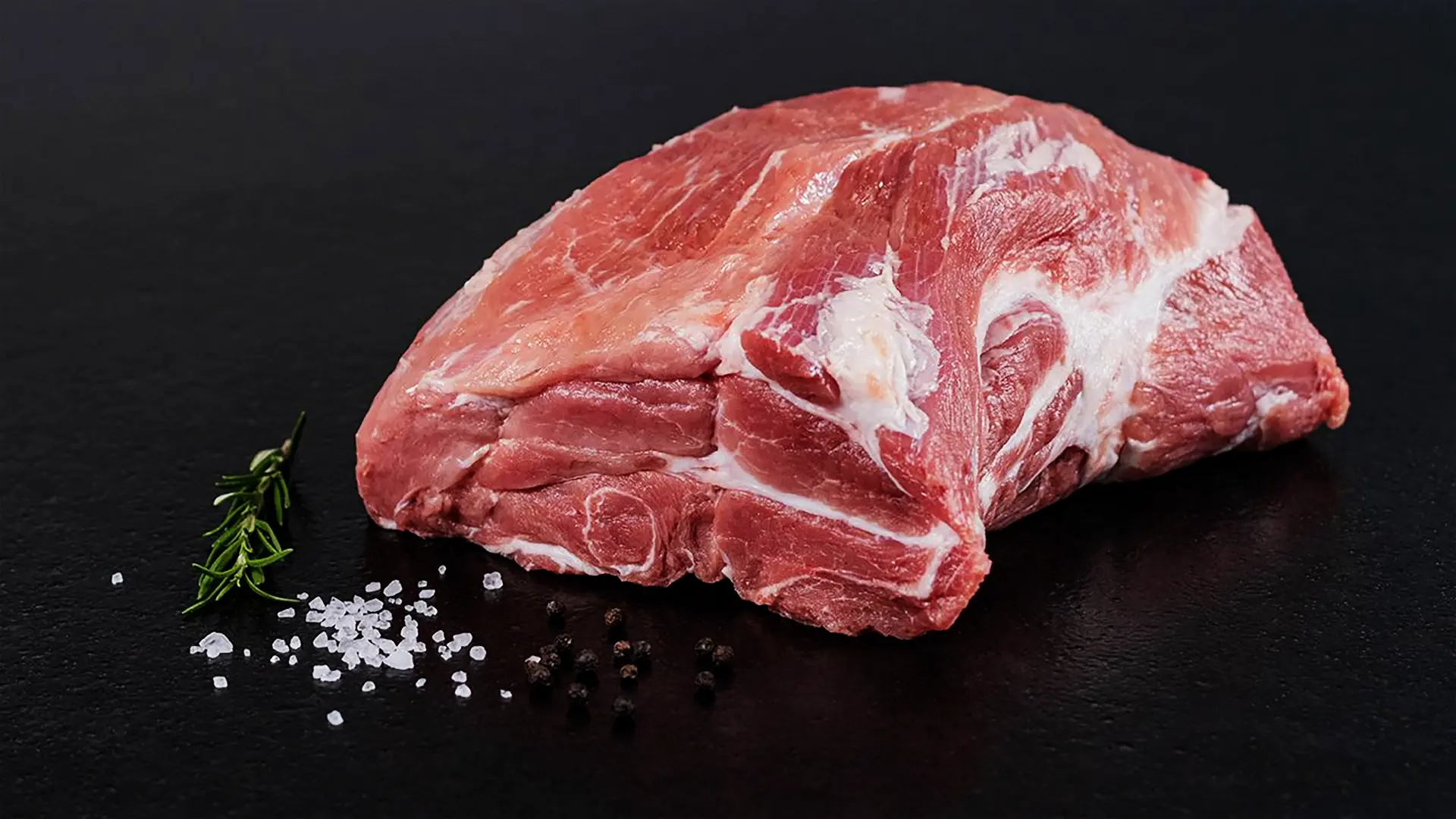 Saftige Marmorierung: Schweinenacken ohne Knochen aus regionaler Aufzucht
