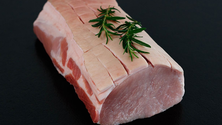 Chef, Mitarbeiter, Leberkäse, Knackern, Weißwürsten, Presssack, Lebendvieheinkauf, Sorte, Zart, saftig, gereift, unterschiedlich, Parameter, beispielsweise, Aufzucht, Fütterung, Transport, beeinflusst, langjährige, Partnerschaft, artgerechte, optimale, garantieren, Nähe, Partnern, möglichst, kurze, Transportwege, Schlachthöfen, Vilshofen, Passau, verantwortungsvoll, respektvoll, Umgang, spiegelt, hohen, wider, schmeckt, Auszeichnungen, Deutschen Fleischer-Verband, Internationaler Qualitätswettbewerb, höchste handwerkliche Meisterqualität, mehrfach, zahlreiche, DFV-Medaille, Gold, Silber, verliehen, Heißtheke, erwartet, Auswahl, warmen, Mittagsmenü, trendig, Snacks, großen, kleinen, Hunger, zwischendurch, Immer, heiss, Heisstheken, warmen Leberkäse, Fleischpflanzerl, Schnitzel, Wammerl, Brotzeit, Mittagspause. Empfehlung, abwechslungsreich, Wochenngebot, Angebote, Wochenanfang, Wochenende, Mittagsgericht, Gerichte, Speiseplan, Vilshofen Aidenbacherstraße, erhältlich, Landwirt Josef Zitzlsperger, Artgerecht